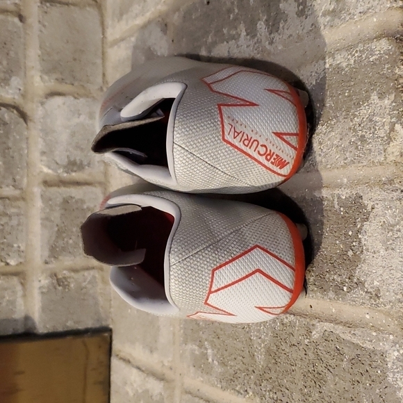 Nike Cleats size 6.5 no shoe strings - Picture 5 of 9